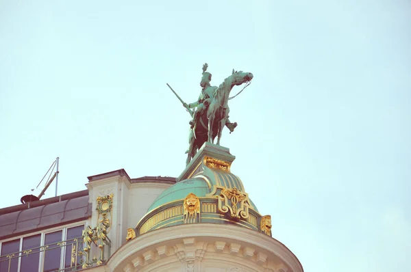 Wien Austria Statue Horseman Roof Top Building Detail Dome Statue — Stock Photo, Image