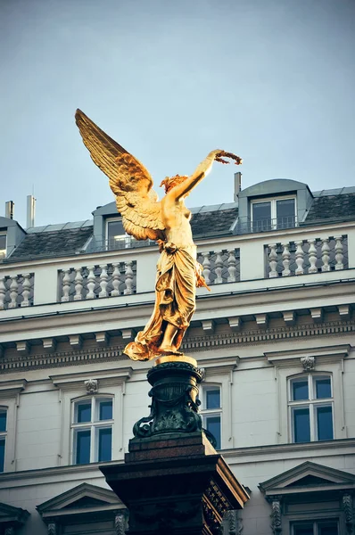 Wien Austria Ángel Oro Con Corona Laurel Liebenberg Monumento Situado — Foto de Stock