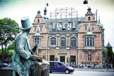 Kopenhag, Danimarka - Tivoli girişi ve Şehir Meydanı 'ndaki H.C. Andersen Heykeli