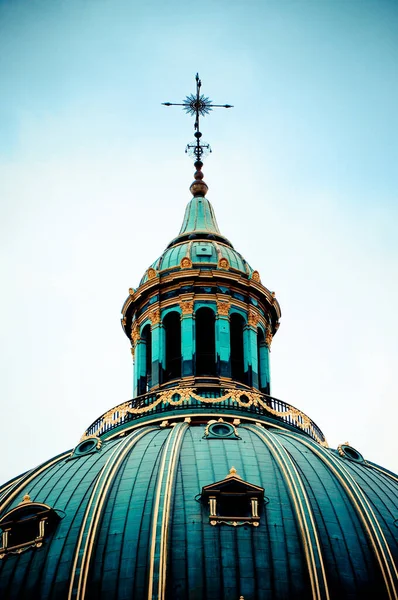 Copenhague Dinamarca Cruz Una Cúpula Oro Una Iglesia — Foto de Stock