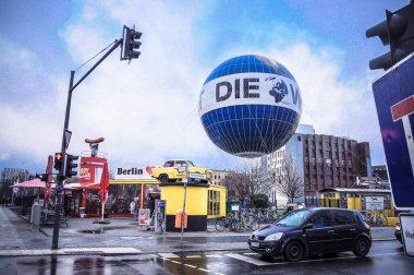 Berlin, Almanya - 14 Aralık 2015 - Bir kış gününde sokak manzarası ve Trabant anıtı