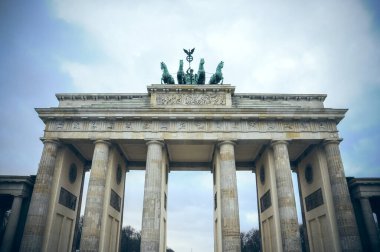 Quadriga, Almanya 'nın başkenti Berlin' de yer alan Brandenburg kapısında bulunmaktadır..