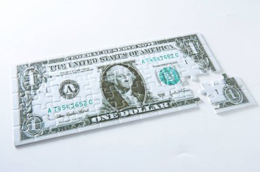 Beyaz arka planda bir dolar bulmacası