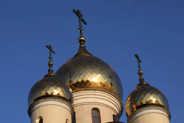 Cielo Azul Cúpulas Doradas Con Cruces Iglesia Ortodoxa Con Resplandor — Foto de Stock