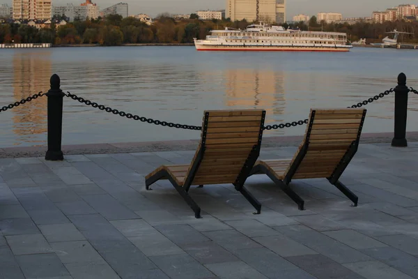 Kreuzfahrtschiff Hafen Zwei Hölzerne Liegestühle Auf Der Seebrücke Wasserrand Ein — Stockfoto