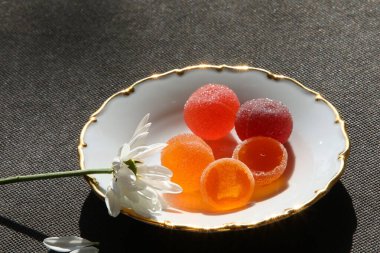 Tabakta meyve suyu şekeri. Taze üzümlerden yapılmış lezzetli jöle. Siyah üzerine izole edilmiş vitamin kullanımı.