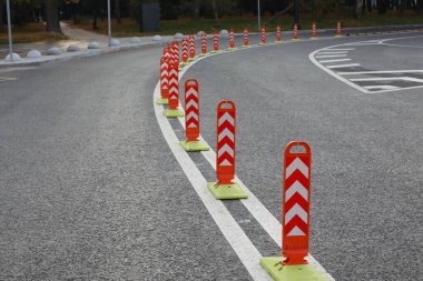 Yol arkası, işaretli bir yol. Çizgileri, dönüşleri ve postaları ayıran bir otoyol. Seyahat ve ulaşım kavramı.
