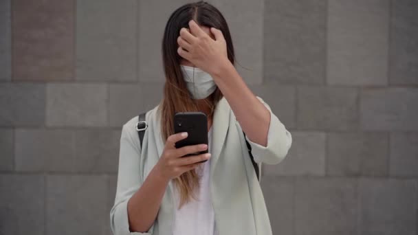 Een Werkende Vrouw Stad Met Een Smartphone Maskeert Zich Voor — Stockvideo