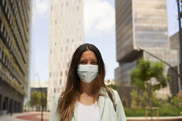 Medium Closeup Shot Working Woman Financial Center Wearing Mask Coronavirus — Stock Photo, Image