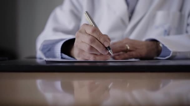 Arzt Schreibt Krankengeschichte Und Screening Formular Des Patienten Frontansicht — Stockvideo