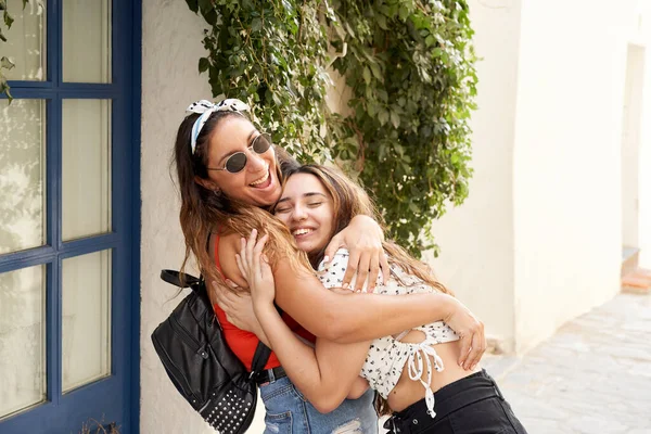 Due Sorelle Abbracciano Strada Sentirsi Felici Felici Stare Insieme Uno — Foto Stock