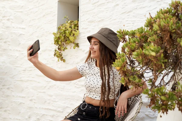 Una Ragazzina Che Selfie Intorno Vegetazione Muro Bianco Sullo Sfondo — Foto Stock