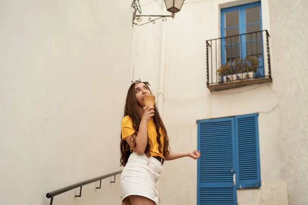 Dziewczyna Jedząca Lody Zewnątrz Nosi Kokardę Włosach Koncepcja Letnia — Zdjęcie stockowe