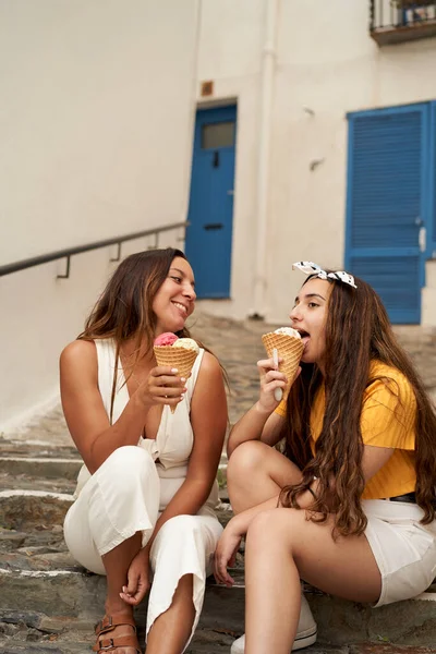 Dışarıda dondurmalı iki kız kardeş. Güzel bir köyün merdivenlerinde oturmuş dondurma yiyen ve gülen genç kadınlar. Biri diğerine bakıyor. Arkadaşlık kavramı, yaz, aile...