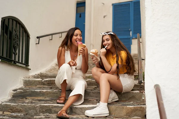 Due Sorelle Che Bevono Gelato All Aperto Giovani Donne Che — Foto Stock