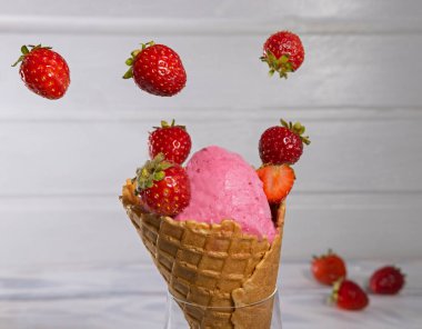 Uçan dutlu çilekli dondurma. Yiyecek havalanması. en üstteki görünüm.