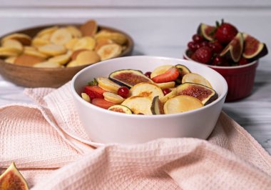 Küçük krepli, çilekli, üzümlü ve incir parçalı nefis ev kahvaltısı. En iyi treandy kahvaltısı manzarası.