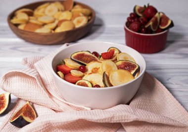 Küçük krepli, çilekli, üzümlü ve incir parçalı nefis ev kahvaltısı. En iyi treandy kahvaltısı manzarası.