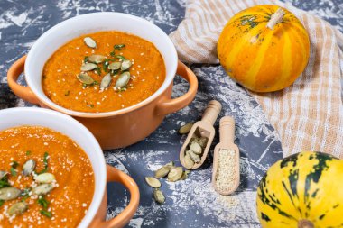 Çekirdekli balkabağı kremalı çorba, susam ve roka. Sonbahar yatağı. Üst Manzara. Samimi fotoğraf..