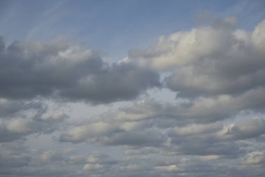Akşam gökyüzü kuzu bulutları içinde