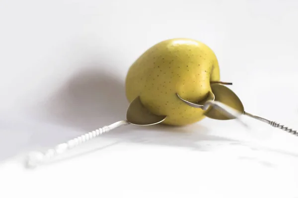 Жовте Яблуко Три Срібні Чайні Ложки Застрягли Ньому Під Різними — стокове фото