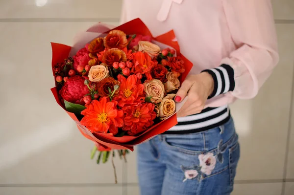 Mädchen Rosa Hemd Mit Einem Schönen Großen Strauß Roter Blumen — Stockfoto