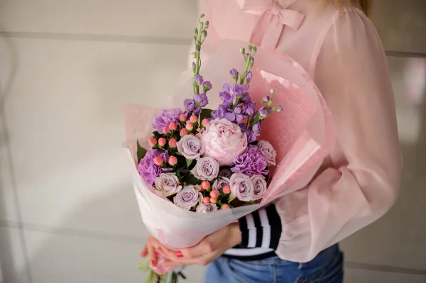 Menina Uma Camisa Rosa Segurando Suas Mãos Belo Buquê Flores — Fotografia de Stock