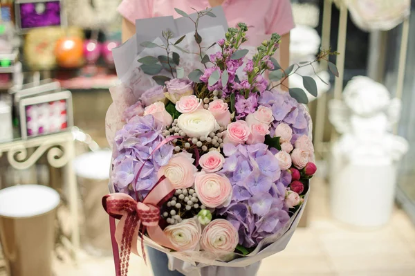 Florista Mujer Con Gran Ramo Flores Tonos Rosa Púrpura Que — Foto de Stock