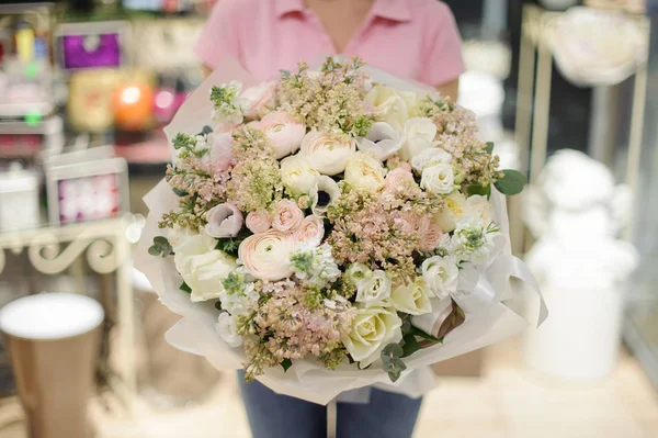 Fleuriste Tenant Grand Bouquet Dans Des Tons Blancs Composé Ranunculus — Photo