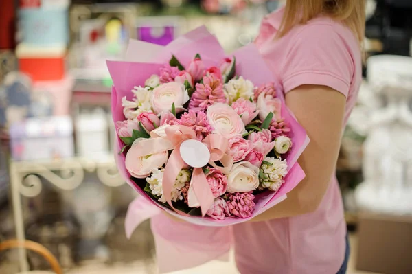 Frau Mit Zartrosa Blütenkomposition Bestehend Aus Rosen Hahnenfuß Und Anderen — Stockfoto