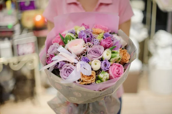 Floristería Sosteniendo Una Composición Flores Coloridas Tiernas Que Consisten Rosas —  Fotos de Stock