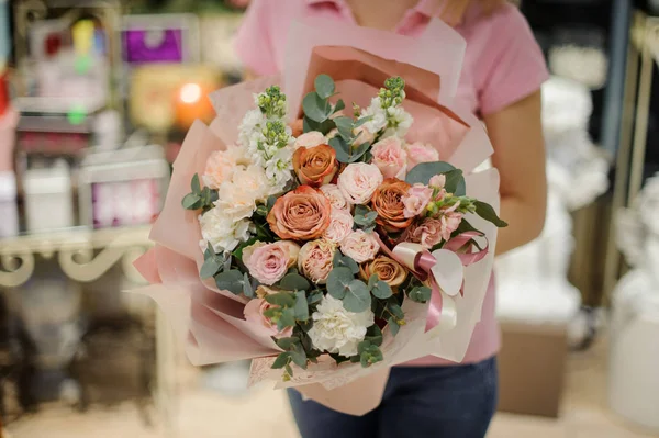 Mujer Sosteniendo Una Elegante Composición Floral Tonos Dorados Rosados Que — Foto de Stock