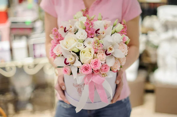 Florista Segurando Uma Caixa Flor Branca Elegante Com Composição Flores — Fotografia de Stock