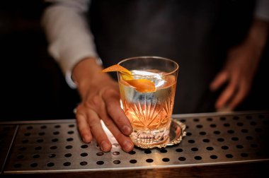 Profesyonel barmen bir yaz taze alkollü kokteyl barda bir portakal lezzet ile dekoratif hizmet sayaç