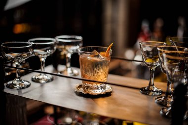 Taze lezzetli alkollü yaz kokteyl bir portakal lezzet ayakta arasında boş kokteyl bardağı ile dekoratif cam