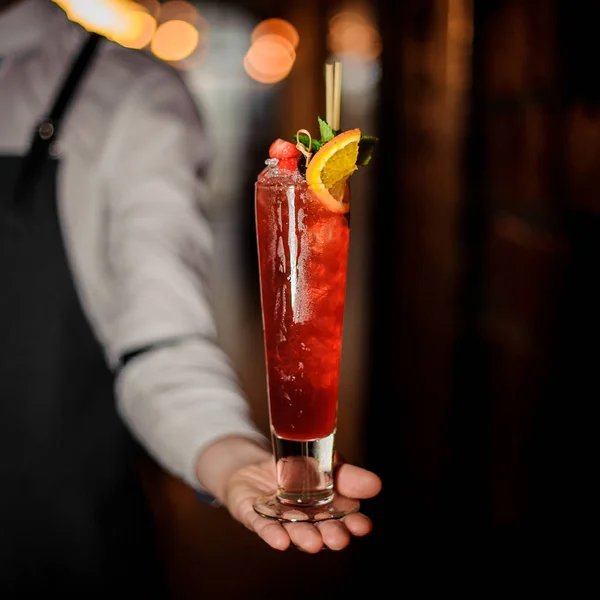 Barman Holding Verse Rode Cocktail Het Glas Decoratieve Met Een — Stockfoto