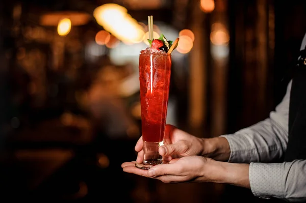 Professionelle Barkeeper Hält Frischen Köstlichen Roten Sommercocktail Glas Dekorativ Mit — Stockfoto