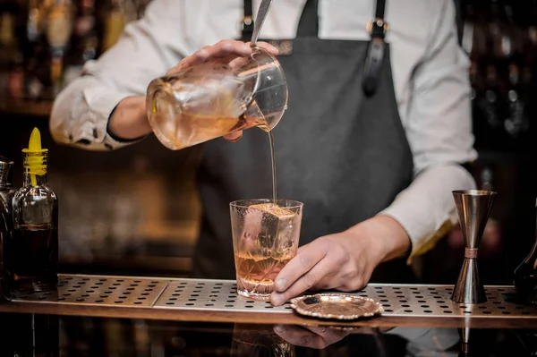 Professionell Bartender Pourring Färsk Cocktail Alkoholdryck Glaset Med Stålet Bardisk — Stockfoto