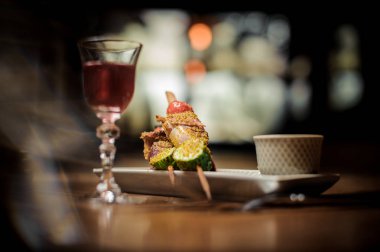 Lezzetli Arnaud kokteyl lezzetli yemeğin masada düzenlenmiş bir plaka ile zarif cam dolu