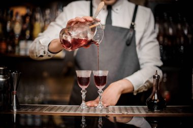 Güçlü ve zarif yaz Arnaud kokteyl çubuğu'nda gözlük içine dökme barmen sayaç