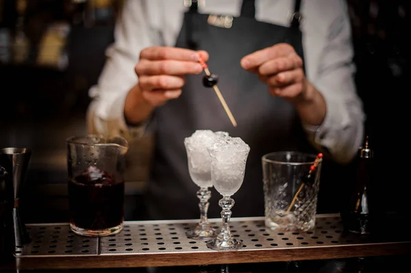 Braman Decorare Due Eleganti Bicchieri Cocktail Pieni Ghiaccio Con Ciliegie — Foto Stock