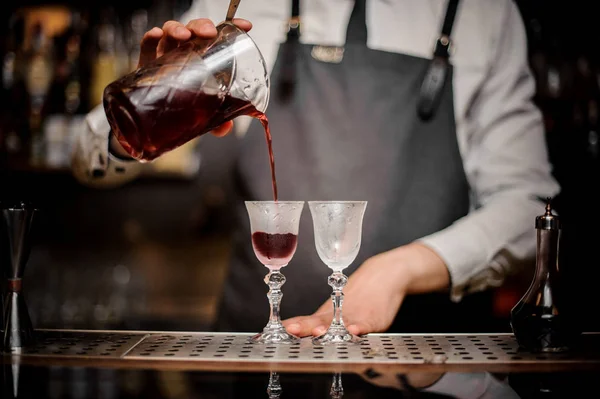 Barman Versando Fresco Elegante Cocktail Arnaud Estate Nei Bicchieri Sul — Foto Stock