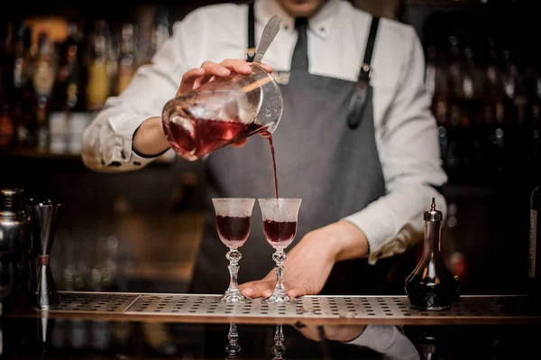 Gieten Van Sterke Elegante Zomer Arnaud Cocktail Glazen Bar Barman — Stockfoto