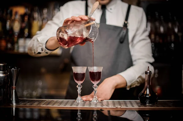 Gieten Van Sterke Elegante Zomer Arnaud Cocktail Glazen Bar Barman — Stockfoto