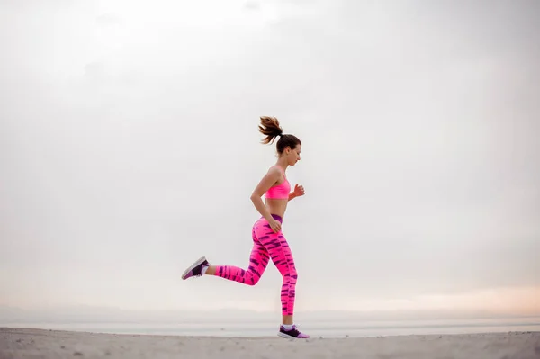 Actieve Mooi Meisje Gekleed Roze Sportswear Lopen Langs Zeekust Tijdens — Stockfoto