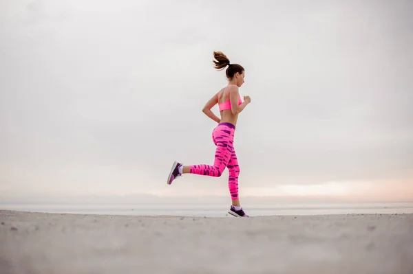 Actieve Jonge Meisje Gekleed Roze Sportswear Lopen Langs Zeekust Tijdens — Stockfoto