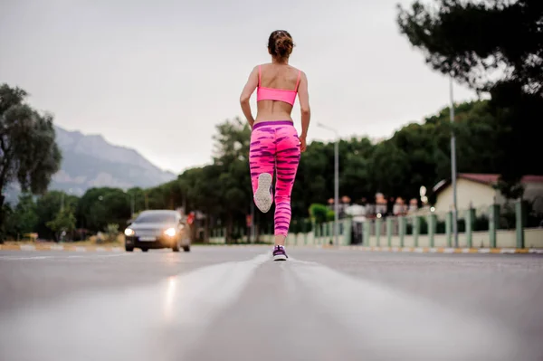 Achteraanzicht Van Jonge Vrouw Gekleed Roze Sportkleding Waarop Bewolkte Dag — Stockfoto