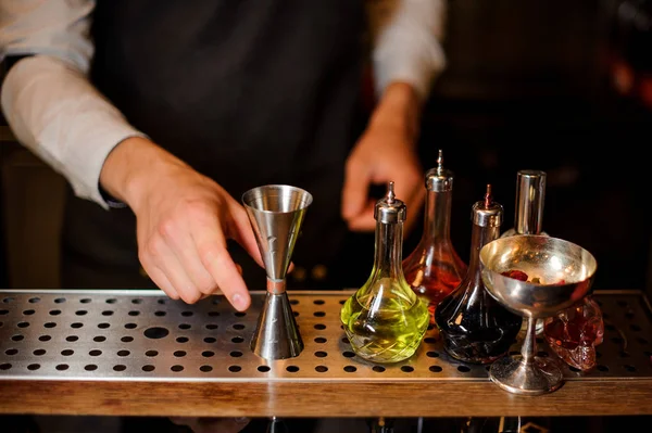 Camarero Pie Mostrador Del Bar Con Diferentes Elementos Esenciales Barman —  Fotos de Stock