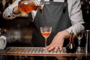 Profesyonel barmen pourring taze alkollü kokteyl içki kokteyl cam çelik içine bar counter