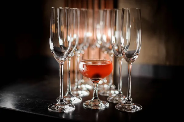 新鲜美味的酒精夏日红鸡尾酒站在酒吧的空鸡尾酒香槟杯 — 图库照片